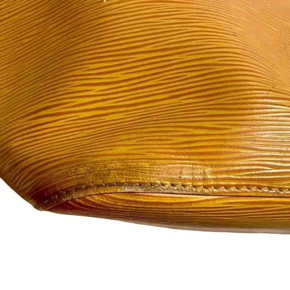 Authentic Louis Vuitton Noe Yellow Epi Leather bag 🥳 - Picture 11 of 12